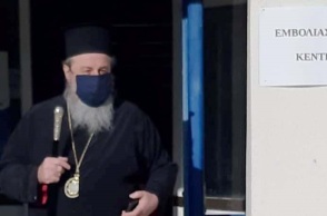 Ο μητροπολίτης Δράμας, Παύλος, μετά τον εμβολιασμό του κατά του κορωνοϊού