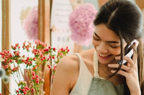 Κοπέλα μιλάει στο τηλέφωνο