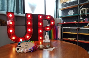 Ξύλινο τραπέζι με αντικείμενα και φωτεινή επιγραφή "UP"