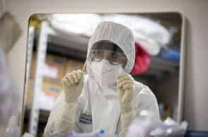 Κορωνοϊός: Υγειονομικός με προστατευτική στολή - Προβληματίζει η ινδική μετάλλαξη
