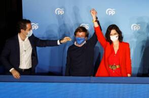 Η Ισαμπέλ Ντίας Αγιούσο (Isabel Díaz Ayuso) πανηγυρίζει τη νίκη της στις περιφερειακές εκλογές της Μαδρίτης