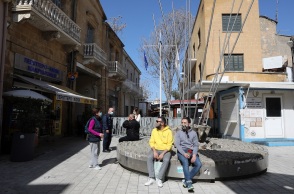 Πολίτες με μάσκα σε δρόμο της Κύπρου