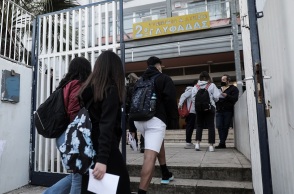 Μαθητές Λυκείου πηγαίνουν στο σχολείο κρατώντας τα αποτελέσματα του self test