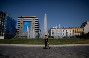 Γυναίκα περπατά στην Ομόνοια