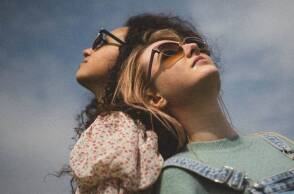 Δύο κορίτσια κάθονται στον ήλιο