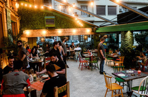 ΑΝΟΙΧΤΑ ΤΑ ΜΠΑΡ ΚΑΙ ΤΑ ΕΣΤΙΑΤΟΡΙΑ ΜΕΤΑ ΤΟ ΕΞΑΜΗΝΙΟ ΛΟΚΝΤΑΟΥΝ ΛΟΓΩ COVID19