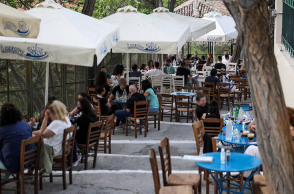  ΑΝΟΙΞΑΝ ΚΑΦΕ ΚΑΙ ΕΣΤΙΑΤΟΡΙΑ ΣΤΙΓΜΙΟΤΥΠΑ ΑΠΟ ΤΗ ΠΛΑΚΑ