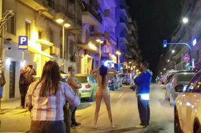 Γυναίκα βγήκε γυμνή σε κεντρικό δρόμο στη Θεσσαλονίκη