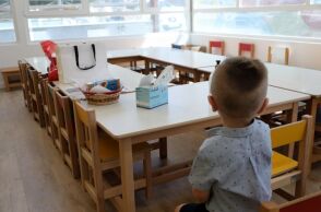 Παιδί σε τάξη νηπιαγωγείου