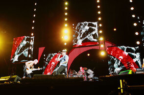 Στιγμιότυπο από τη συναυλία των Red Hot Chili Peppers στην Αθήνα το 2012