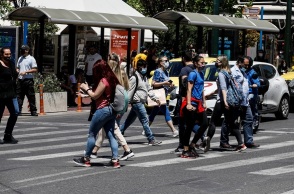 Πολίτες με μάσκα στο κέντρο της Αθήνας 