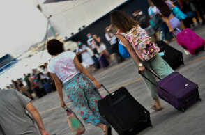 Ταξιδιώτες στο λιμάνι του Πειραιά - Ανοίγουν οι διαπεριφερειακές μετακινήσεις στις 14 Μαΐου 2021