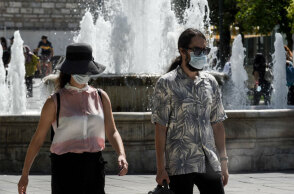 Αττική - Κορωνοϊός: Πολίτες με μάσκα στο Σύνταγμα (ΦΩΤΟ ΑΡΧΕΙΟΥ)