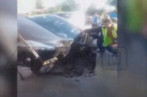 Υποχώρησε η άσφαλτος στις Σέρρες, παγιδεύτηκε το αυτοκίνητο