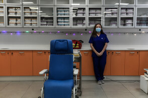 Εμβολιασμός: Υγειονομικός με μάσκα για κορωνοϊό σε εμβολιαστικό κέντρο (ΦΩΤΟ ΑΡΧΕΙΟΥ)