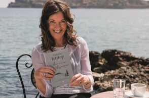 Η συγγραφέας Victoria Hislop κρατάει στα χέρια της το νέο της μυθιστόρημα «Μια νύχτα του Αυγούστου» (εκδ. Ψυχογιός)