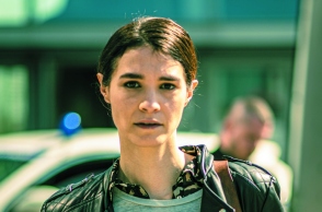 Η Πηνελόπη Τσιλίκα υποδύεται τη Θάλεια Καρούζου στον «Σιωπηλό Δρόμο»