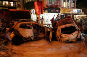 Τελ Αβίβ: Κατεστραμμένα αυτοκίνητα από ρουκέτες της Χαμάς στο προάστιο Χολόν