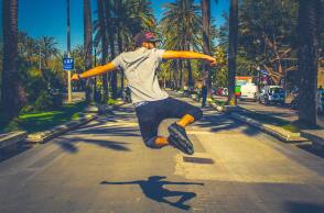 Νέος που χοροπηδάει