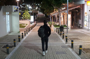 Lockdown: Νεαρός με τσάντα στη Νέα Σμύρνη (ΦΩΤΟ ΑΡΧΕΙΟΥ) - Η απαγόρευση κυκλοφορίας αλλάζει την Παρασκευή 14 Μαΐου 2021 και πηγαίνει στις 00.30