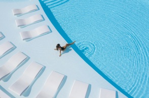 Κοπέλα ξαπλωμένη σε πισίνα