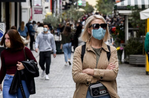 Κορωνοϊός - Αττική: Γυναίκα με μάσκα και μαύρα γυαλιά στην Ερμού (ΦΩΤΟ ΑΡΧΕΙΟΥ) - Τα νέα κρούσματα ανακοίνωσε ο ΕΟΔΥ την Τετάρτη 12 Μαΐου 2021