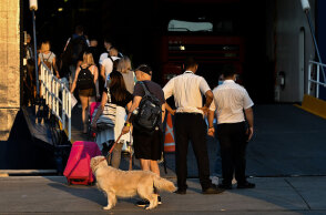 Ταξιδιώτες στο λιμάνι του Πειραιά επιβιβάζονται σε πλοίο - Με συγκεκριμένο έγγραφο η μετακίνηση σε νησιά από την Παρασκευή 14 Μαΐου 2021