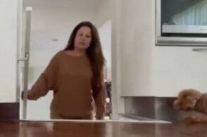 Σκυλί τρομάζει την ιδιοκτήτριά του