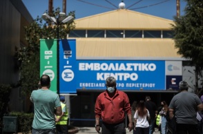 Εμβολιασμός: Πολίτες έξω από εμβολιαστικό κέντρο στο Περιστέρι