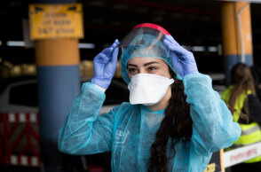Υγειονομικός με μάσκα για τον κορωνοϊό