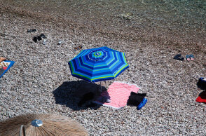 Ομπρέλες και πετσέτες σε παραλία (ΦΩΤΟ ΑΡΧΕΙΟΥ) - Στις 15 Μαΐου 2021 το άνοιγμα του Τουρισμού