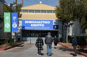 Άφιξη πολιτών στο εμβολιαστικό κέντρο Περιστερίου