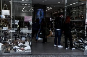 Πολίτες σε βιτρίνες καταστημάτων