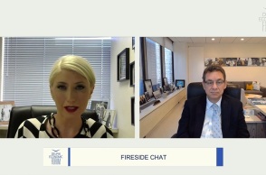 Η Σία Κοσιώνη και ο Άλμπερτ Μπουρλά κατά τη συζήτηση στο Οικονομικό Φόρουμ των Δελφών