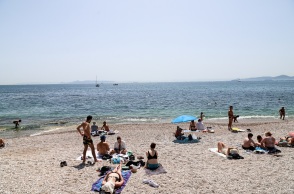 Πολίτες απολαμβάνουν το μπάνιο τους στη θάλασσα