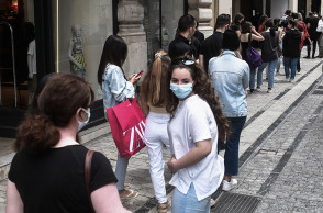 ΚΙΝΗΣΗ ΣΤΑ ΕΜΠΟΡΙΚΑ ΚΑΤΑΣΤΗΜΑΤΑ ΤΗΣ ΟΔΟΥ ΕΡΜΟΥ