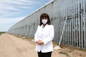 Η ΠτΔ Κατερίνα Σακελλαροπούλου μπροστά στο φράχτη του Έβρου