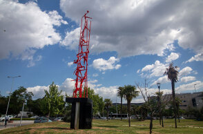 Το γλυπτό «Meteoron» στη Θεσσαλονίκη - Έργο του Κωστή Γεωργίου