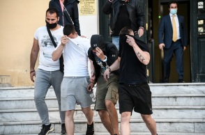 Στον Εισαγγελέα οδηγήθηκαν οι νεαροί που επιτέθηκαν στον ηλικιωμένο στην πλατεία της Νέας Σμύρνης