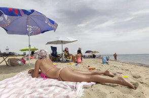 Λουόμενη σε παραλία (ΦΩΤΟ ΑΡΧΕΙΟΥ) - 545 ακτές στην Ελλάδα βραβεύτηκαν με «Γαλάζια Σημαία 2021»