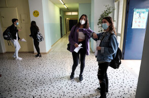 Μαθήτριες Λυκείου με μάσκα για τον κορωνοϊό (ΦΩΤΟ ΑΡΧΕΙΟΥ) - Δύο self test αυτήν την εβδομάδα για μαθητές και εκπαιδευτικούς ανακοίνωσε το Υπουργείο Παιδείας