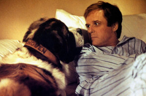 Ο Τσαρλς Γκρόντιν (Charles Grodin) πρόσωπο με πρόσωπο με τον «Μπετόβεν», τον πελώριο σκύλο Αγίου Βερνάρδου