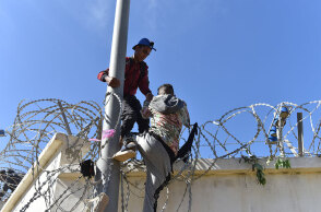 Μετανάστες ανεβαίνουν φράχτη στην προσπάθειά τους να φθάσουν στη Θέουτα, τον ισπανικό φύλακα στην Αφρική