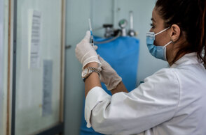 Εμβολιασμός - Ελλάδα: Υγειονομικός ετοιμάζει εμβόλιο για τον κορωνοϊό - Την Παρασκευή 22 Μαΐου ανοίγει η πλατφόρμα των ραντεβού για τους 40-44 ετών