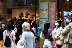 ΚΙΝΗΣΗ ΣΤΑ ΕΜΠΟΡΙΚΑ ΚΑΤΑΣΤΗΜΑΤΑ ΤΗΣ ΟΔΟΥ ΕΡΜΟΥ