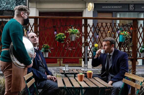 Ο Μακρόν «γιορτάζει» το άνοιγμα στην εστίαση, πίνοντας καφέ στο Παρίσι