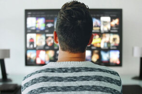 Τηλεθεατής μπροστά από ψηφιακή πλατφόρμα - Προβληματίζει τις εταιρείες ο «διαμοιρασμός λογαριασμών»