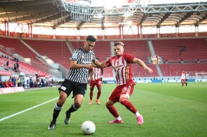 Στιγμιότυπο από το ντέρμπι Ολυμπιακός-ΠΑΟΚ με τους Λυρατζή και Ρέαμτσουκ