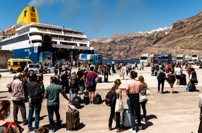 ΑΦΙΞΗ ΕΠΙΒΑΤΩΝ ΣΤΟ ΛΙΜΑΝΙ ΤΗΣ ΣΑΝΤΟΡΙΝΗΣ