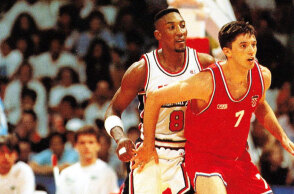 Τόνι Κούκοτς και Σκότι Πίπεν στους Ολυμπιακούς Αγώνες της Βαρκελώνης το 1992